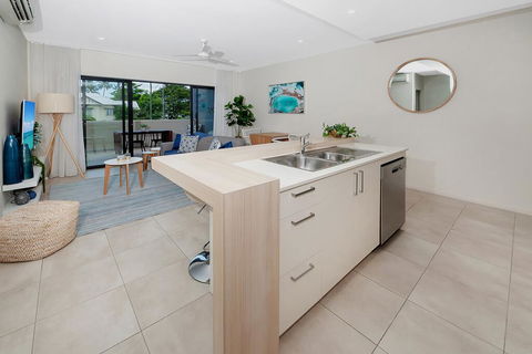 Apartment Close To The City Life On Lake 3 - Holiday Cairns 3