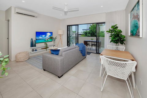 Apartment Close To The City Life On Lake 3 - Holiday Cairns 2