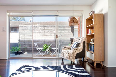 Apartment With Balcony And Parking Near Racecourse - Holiday Cairns 2