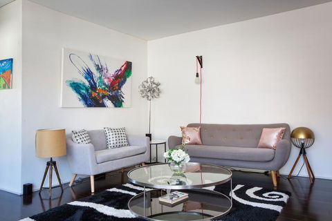 Apartment With Balcony And Parking Near Racecourse - Holiday Cairns 1