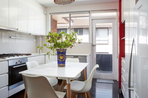 Apartment With Balcony And Parking Near Racecourse - Holiday Cairns 3