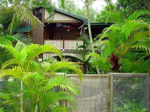 Appian Beach House - Holiday Cairns 0
