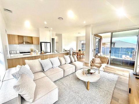 Luxury 6 Bedroom Home In Wilton - Holiday Cairns 0