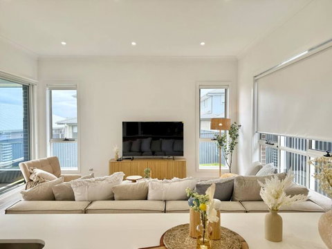 Luxury 6 Bedroom Home In Wilton - Holiday Cairns 1