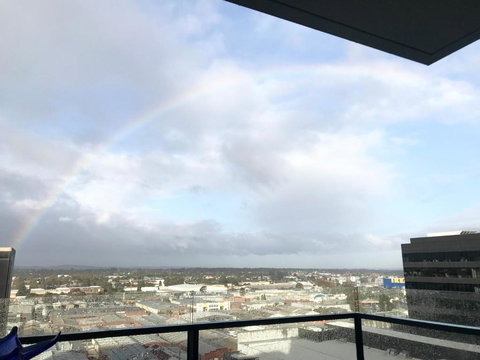 M-city Apartment - Executive Twin King Ensuites - Fully Equipped - Free Parking, Fast Wifi, Smart TV, Netflix, Complementary Drinks & Amenities - M-city Shopping Centre Clayton 3168 - Holiday Cairns 2