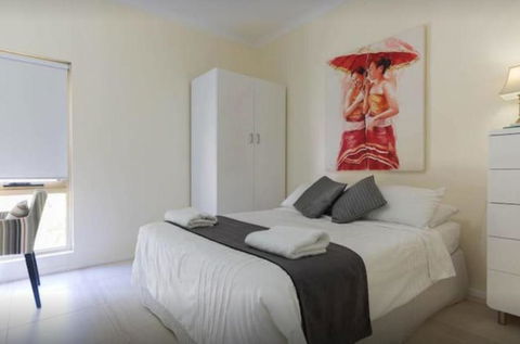 M102 West Perth Studio Apartment Near Kings Park - Holiday Cairns 0