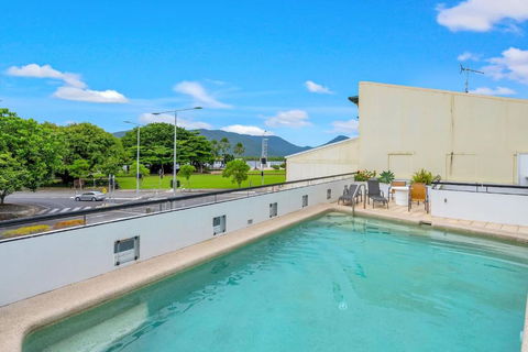 Madison Magic - Waterfront Balcony Haven With Pool - Holiday Cairns 1