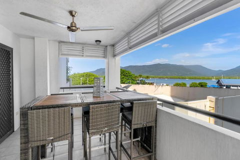 Madison Magic - Waterfront Balcony Haven With Pool - Holiday Cairns 0