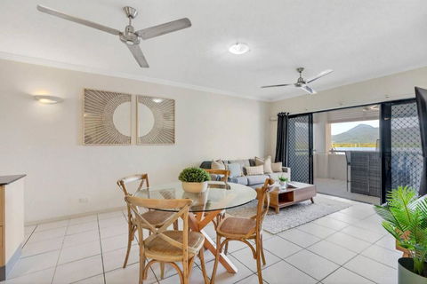 Madison Magic - Waterfront Balcony Haven With Pool - Holiday Cairns 3