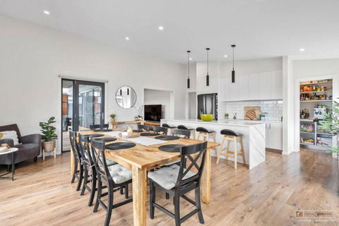Magnificent Home, Water Views - Holiday Cairns 1