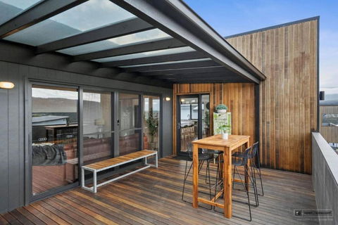 Magnificent Home, Water Views - Holiday Cairns 2