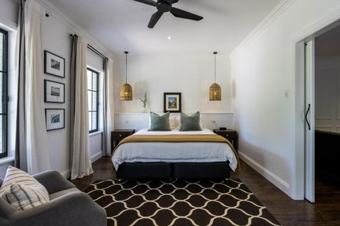 MAIN STREET RETREAT - King BRs, Comp Minibar, Breakfast Prov, Fireplaces - Holiday Cairns 1