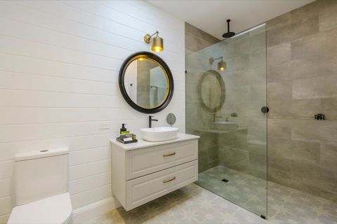 MAIN STREET RETREAT - King BRs, Comp Minibar, Breakfast Prov, Fireplaces - Holiday Cairns 2