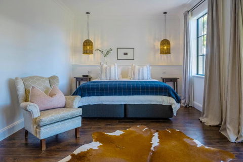 MAIN STREET RETREAT - King BRs, Comp Minibar, Breakfast Prov, Fireplaces - Holiday Cairns 0