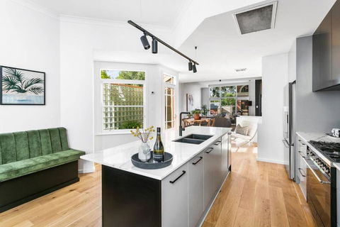 MANHATTAN STYLE 3 STORY LUXURY IN ST PETERS - Holiday Cairns 0