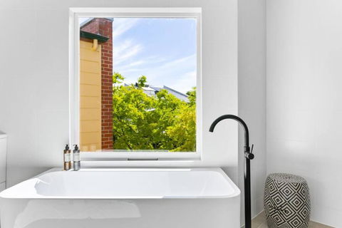 MANHATTAN STYLE 3 STORY LUXURY IN ST PETERS - Holiday Cairns 2