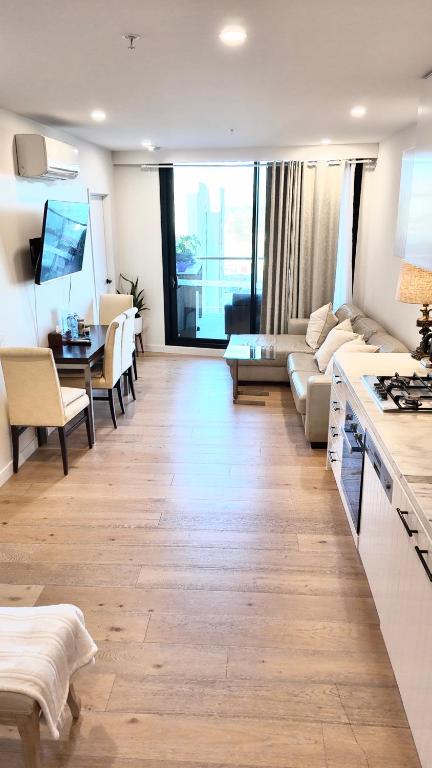 M-city Shopping Center Apartment - Executive Twin King Ensuites - Fully Equipped - Free Parking, Fast Wifi, Smart TV, Netflix, Complementary Drinks & Amenities - Clayton 3168 - Holiday Cairns 3