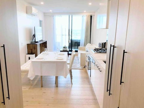 M-city Shopping Center Apartment - Executive Twin King Ensuites - Fully Equipped - Free Parking, Fast Wifi, Smart TV, Netflix, Complementary Drinks & Amenities - Clayton 3168 - Holiday Cairns 0