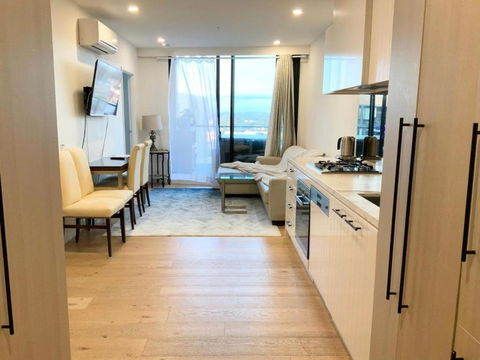 M-city Shopping Center Apartment - Executive Twin King Ensuites - Fully Equipped - Free Parking, Fast Wifi, Smart TV, Netflix, Complementary Drinks & Amenities - Clayton 3168 - Holiday Cairns 1