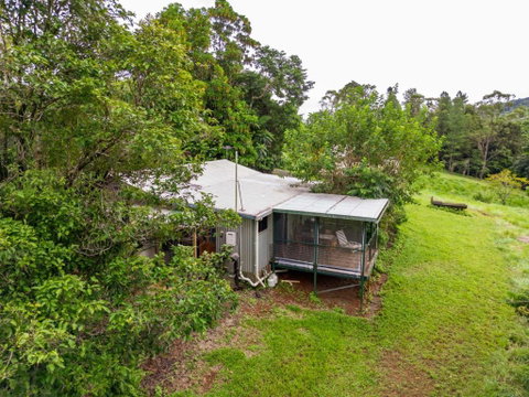 Mena Creek Flower House - Holiday Cairns 3