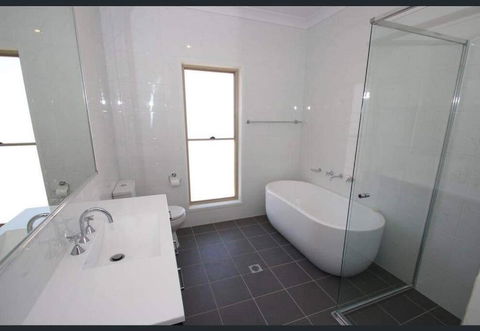 Marulan Rural Getaway - Work Yard - Holiday Cairns 2