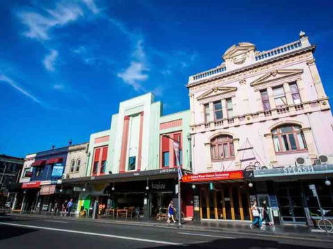 Modern 2 Bedroom Warehouse Conversion - Holiday Cairns 1