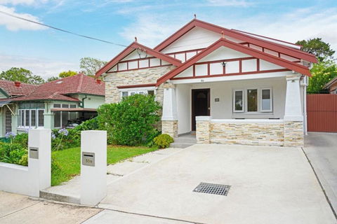 Mins To Mall Convenient 3 Beds Classic Charm Home - Holiday Cairns 0