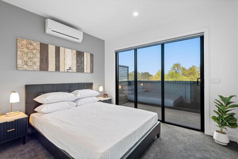 Modern 2-Bed Home In Brunswick With Courtyard - Holiday Cairns 1