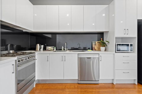 Modern 2-Bed Home In Brunswick With Courtyard - Holiday Cairns 2