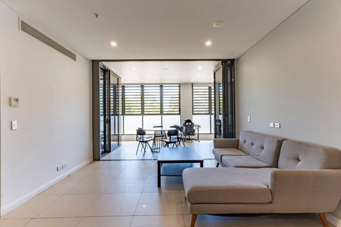Modern 2B With Loft Bed Parking Central Mascot - Holiday Cairns 0