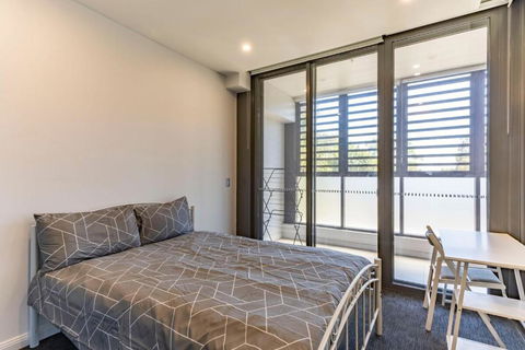 Modern 2B With Loft Bed Parking Central Mascot - Holiday Cairns 2