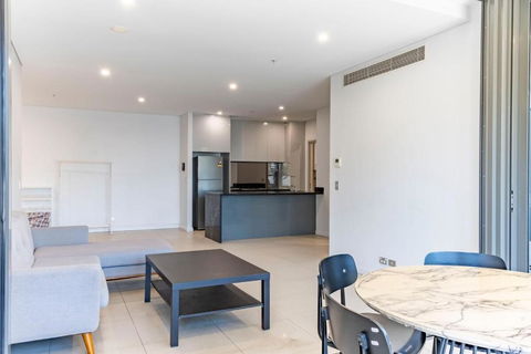 Modern 2B With Loft Bed Parking Central Mascot - Holiday Cairns 3