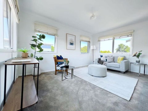 Modern And Elegant House With Swimming Pool - Holiday Cairns 3