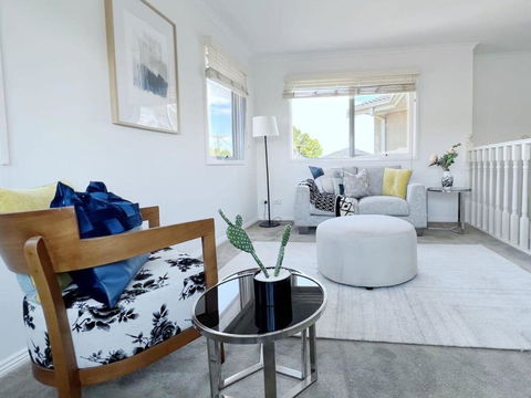 Modern And Elegant House With Swimming Pool - Holiday Cairns 2
