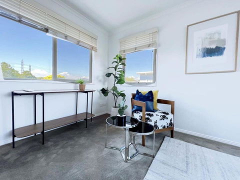Modern And Elegant House With Swimming Pool - Holiday Cairns 1