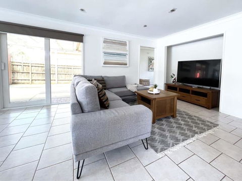 Modern And Elegant House With Swimming Pool - Holiday Cairns 0