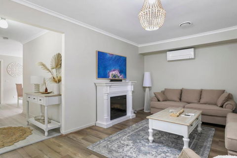 Modern Comfort In Preston - Holiday Cairns 1