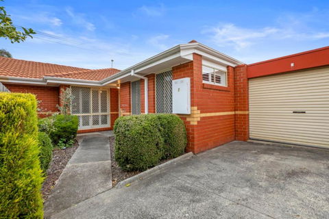 Modern Comfort In Preston - Holiday Cairns 2