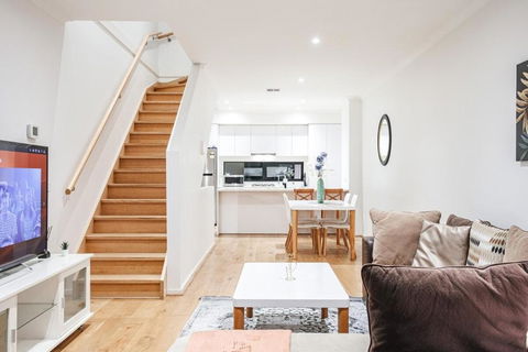 Modern Living 2br Townhouse In Maidstoneoffice - Holiday Cairns 0
