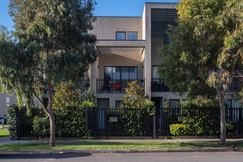Modern Living 2br Townhouse In Maidstoneoffice - Holiday Cairns 1