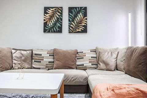 Modern Living 2br Townhouse In Maidstoneoffice - Holiday Cairns 3