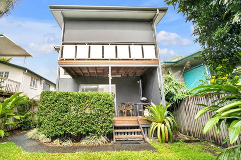 Modern Meets Tropical In This Free-standing Home - Holiday Cairns 0