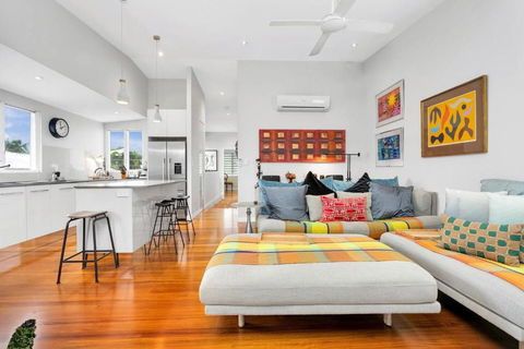 Modern Meets Tropical In This Free-standing Home - Holiday Cairns 1