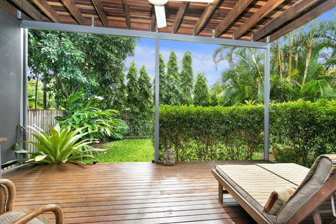Modern Meets Tropical In This Free-standing Home - Holiday Cairns 3