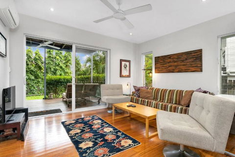 Modern Meets Tropical In This Free-standing Home - Holiday Cairns 2