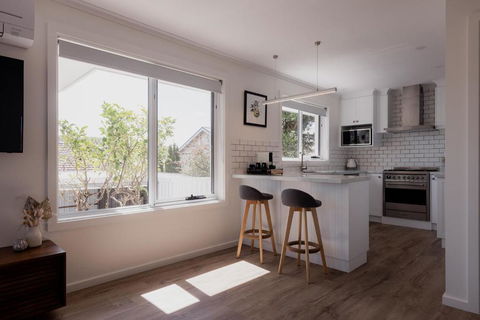 Modern Refurbished Unit In Charming Bellerive - Holiday Cairns 0