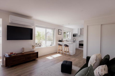 Modern Refurbished Unit In Charming Bellerive - Holiday Cairns 2