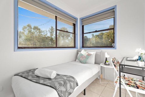 Modern Single Room - Nearby Stations & Eateries - Shared Bathroom - Holiday Cairns 0