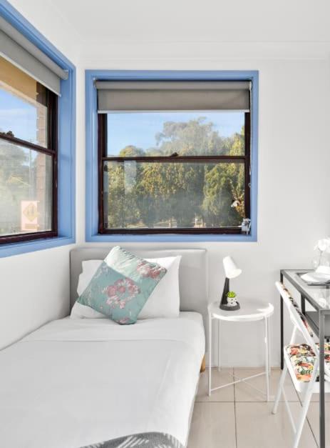 Modern Single Room - Nearby Stations & Eateries - Shared Bathroom - Holiday Cairns 3