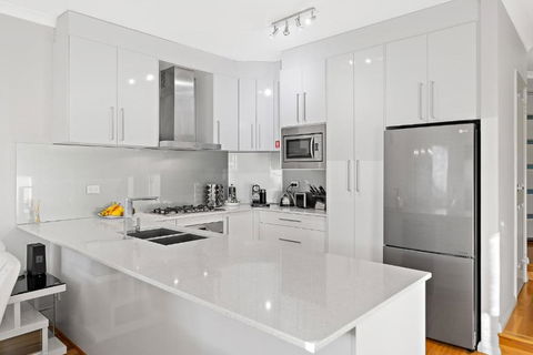 Modern Scarborough Townhouse - Holiday Cairns 3